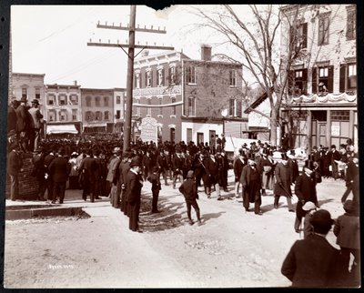 Militärparade mit uniformierten Männern in Zylindern in Dobbs Ferry, New York, 1898 von Byron Company